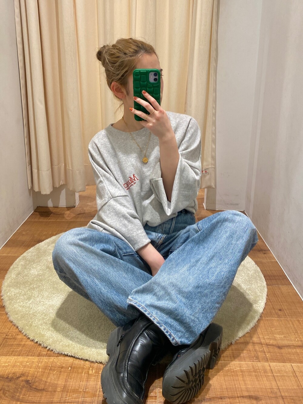 グレー系のスウェット、ブルー系のデニムパンツを着用したレディースの冬コーディネートの5枚目の写真