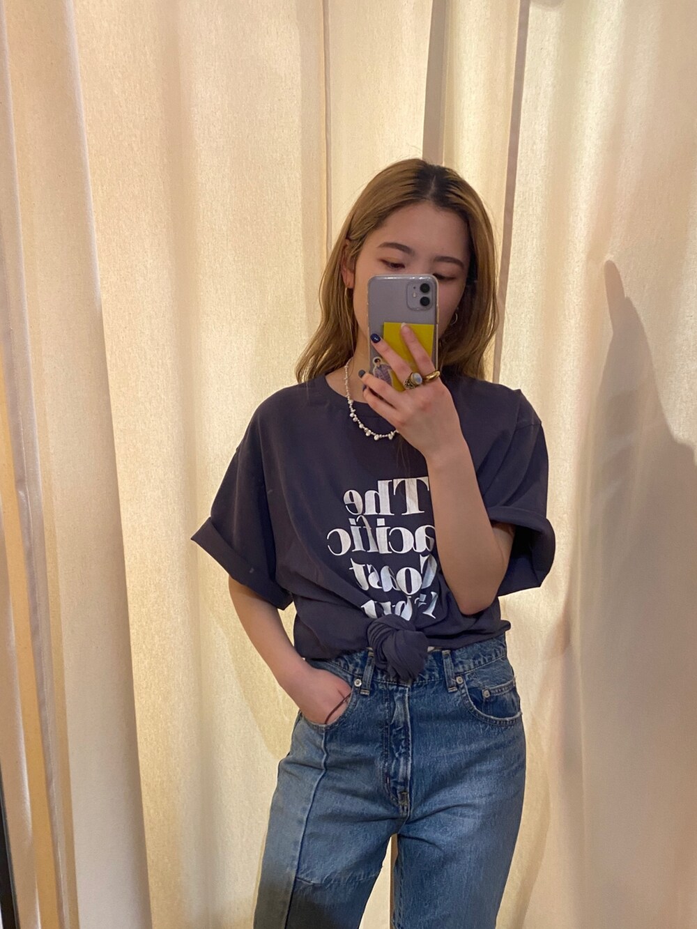 ブルー系のTシャツ/カットソー、ブルー系のデニムパンツを着用したレディースの春コーディネートの2枚目の写真