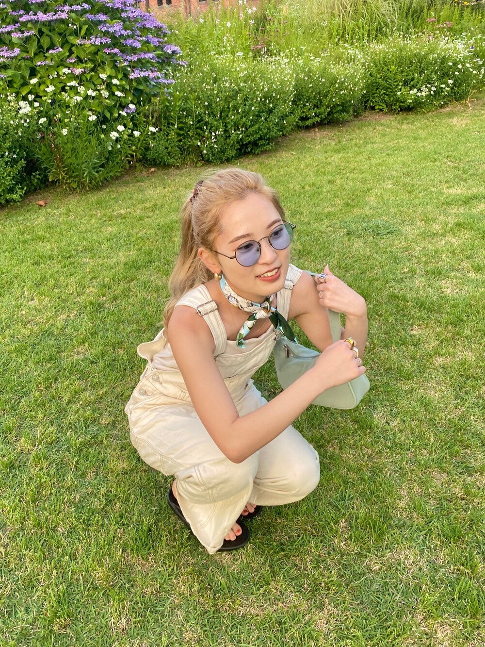 ホワイト系のキャミソール、ホワイト系のつなぎ/オールインワンを着用したレディースの夏コーディネートの2枚目の写真