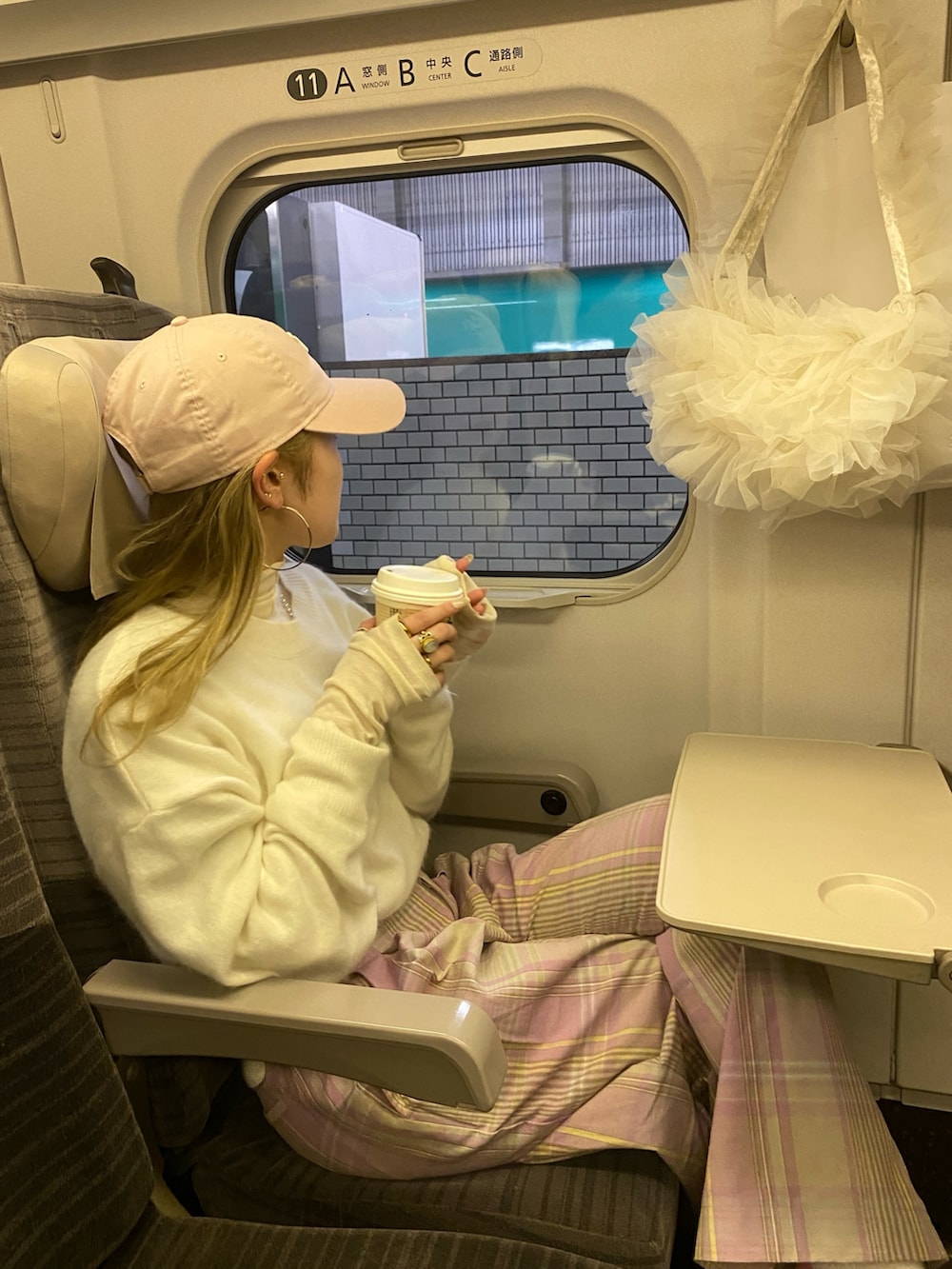 パープル系のその他パンツ、ホワイト系のショルダーバッグ、ピンク系のキャップを着用したレディースの春コーディネートの6枚目の写真