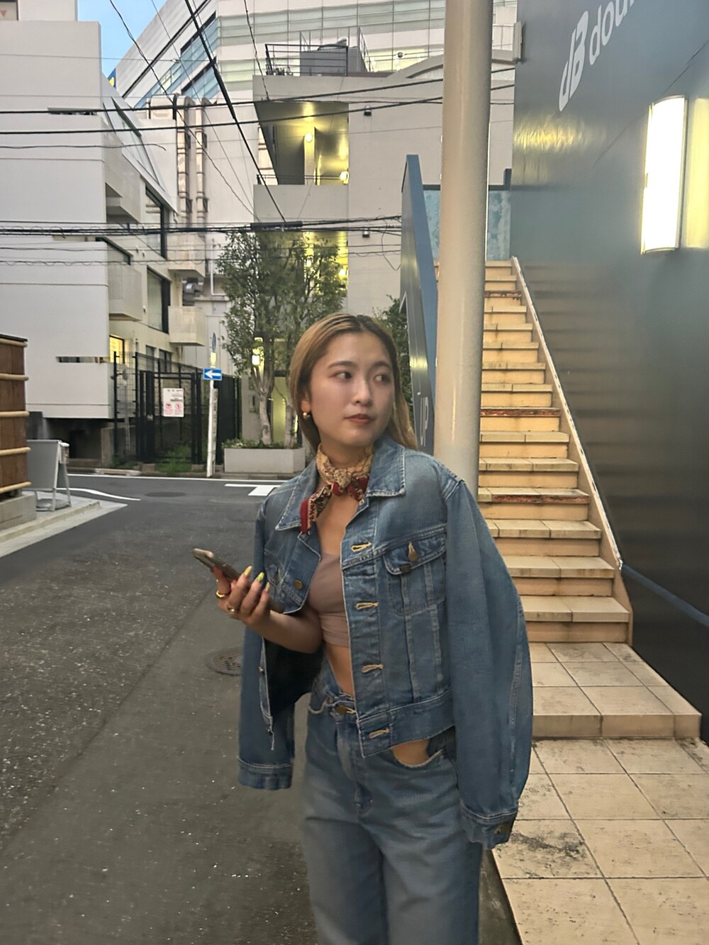 ブルー系のデニムジャケット、ブルー系のデニムパンツを着用したレディースの秋コーディネートの3枚目の写真