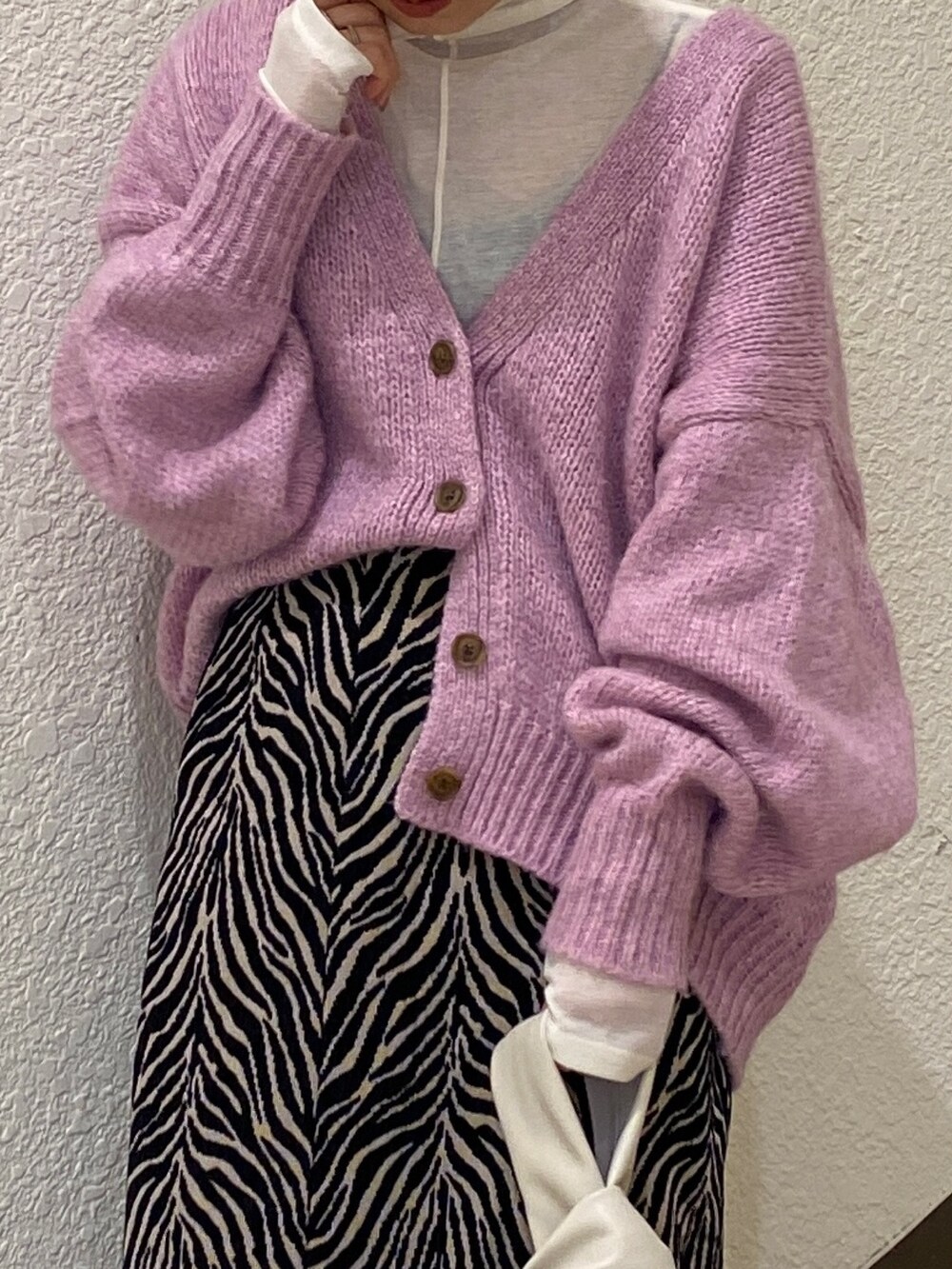 ピンク系のカーディガン/ボレロ、ホワイト系のTシャツ/カットソー、ブラック系のスカートを着用したレディースの秋コーディネートの5枚目の写真