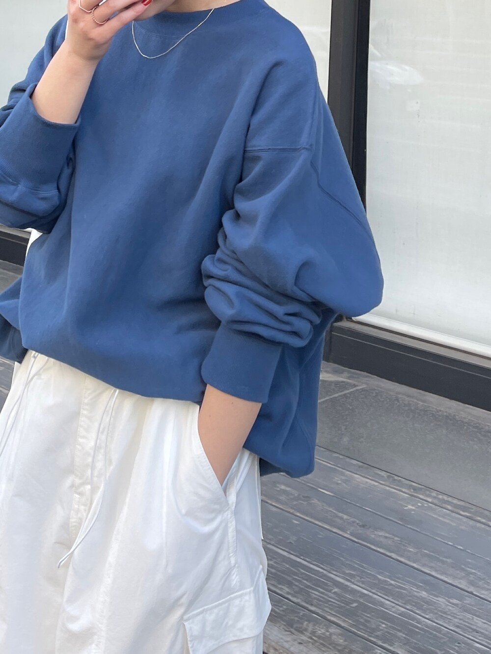 ホワイト系のカーゴパンツ、ブルー系のスウェット、ホワイト系のエコバッグ/サブバッグを着用したレディースの冬コーディネートの5枚目の写真