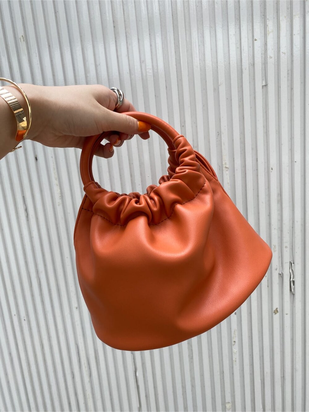 ブルー系のデニムパンツ、ブラック系のサンダル、グレー系のTシャツ/カットソーを着用したレディースの夏コーディネートの8枚目の写真