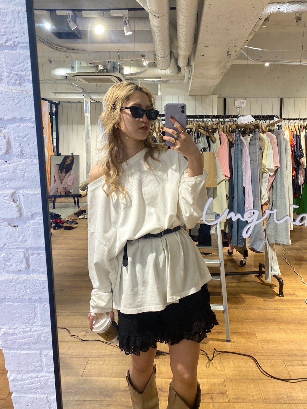 ホワイト系のTシャツ/カットソー、ブラック系のその他パンツ、ベージュ系のブーツを着用したレディースの春コーディネートの4枚目の写真