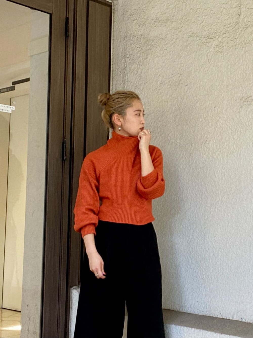 ホワイト系のタンクトップ、ホワイト系のTシャツ/カットソー、ブラック系のその他パンツを着用したレディースの秋コーディネートの5枚目の写真