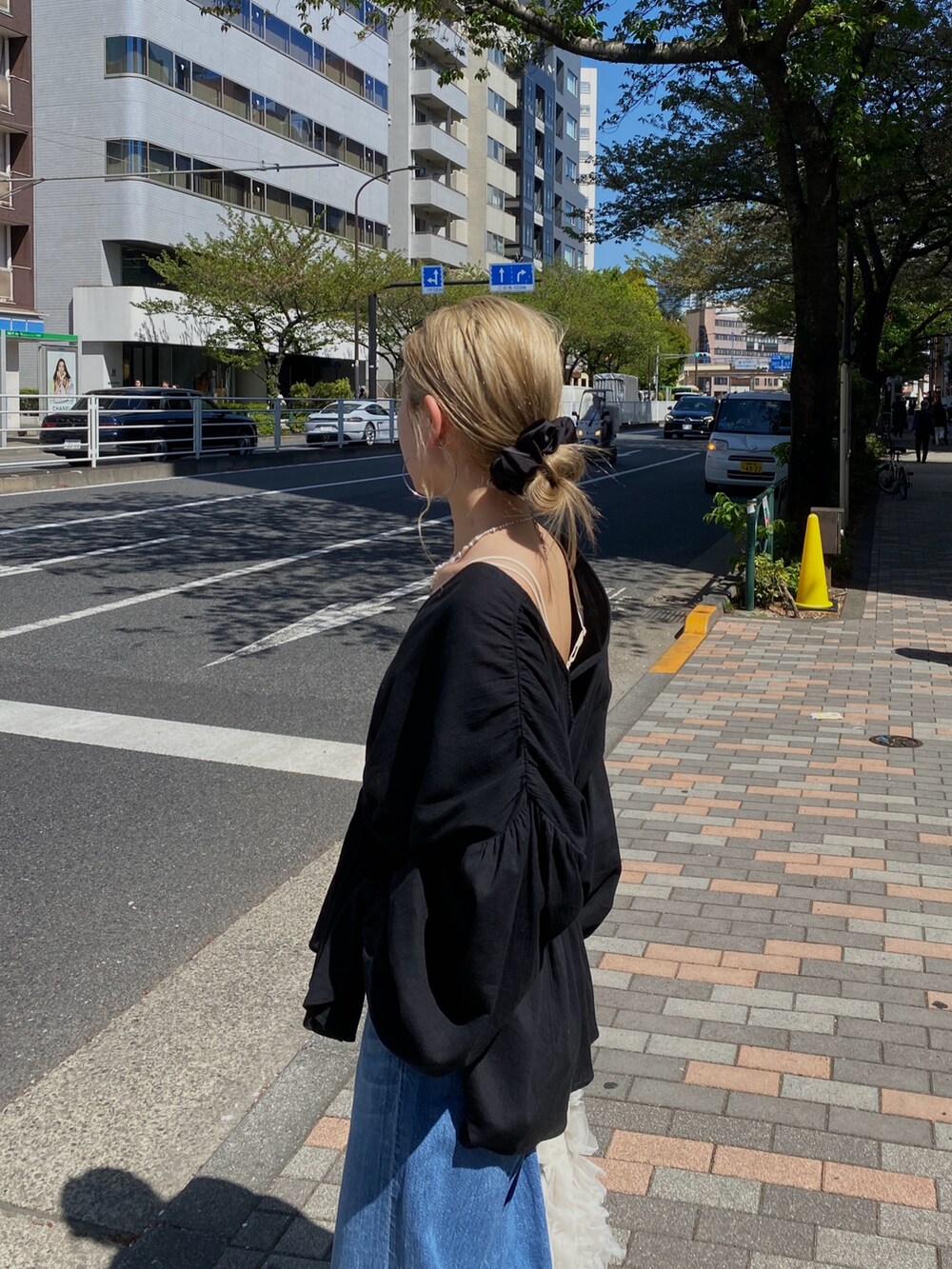 ブラック系のシャツ/ブラウス、ブルー系のデニムパンツ、ホワイト系のキャミソールを着用したレディースの春コーディネートの2枚目の写真