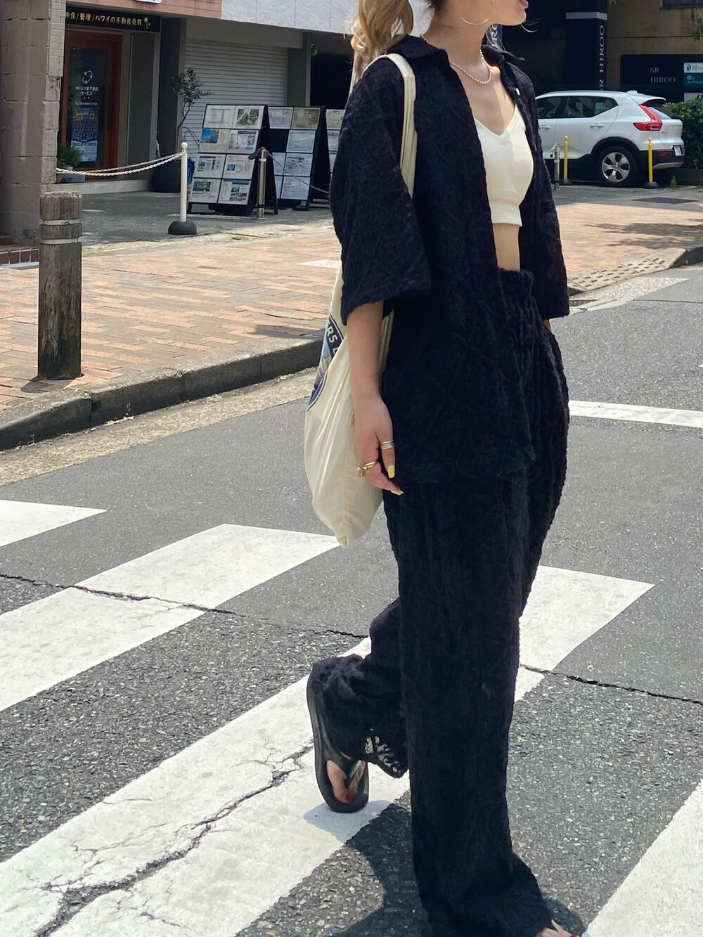 ホワイト系のキャミソール、ブラック系のシャツ/ブラウス、ブラック系のその他パンツを着用したレディースの夏コーディネートの2枚目の写真