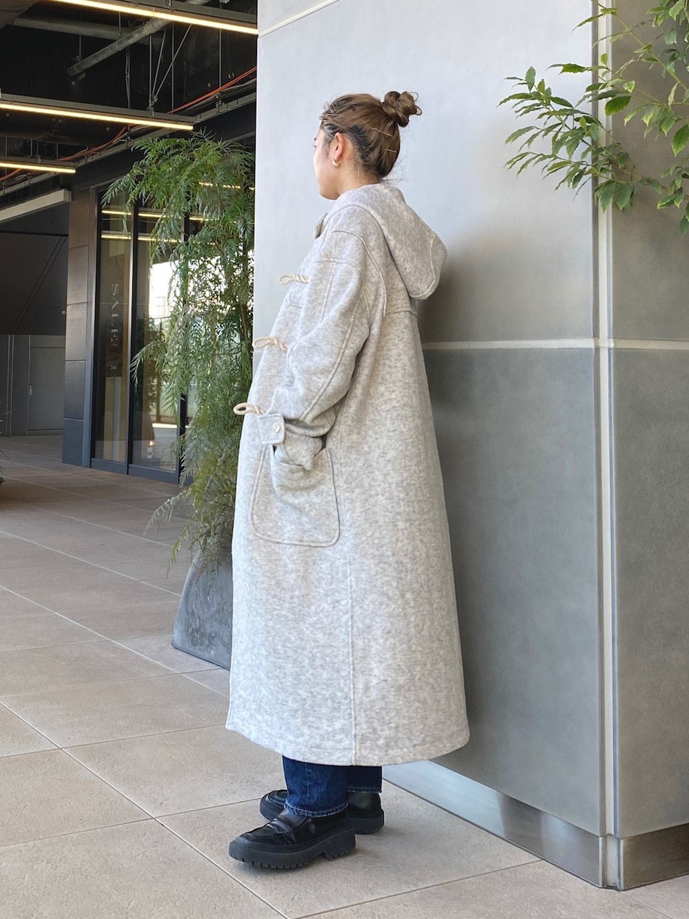 ブルー系のTシャツ/カットソー、ホワイト系のダッフルコートを着用したレディースの冬コーディネートの3枚目の写真