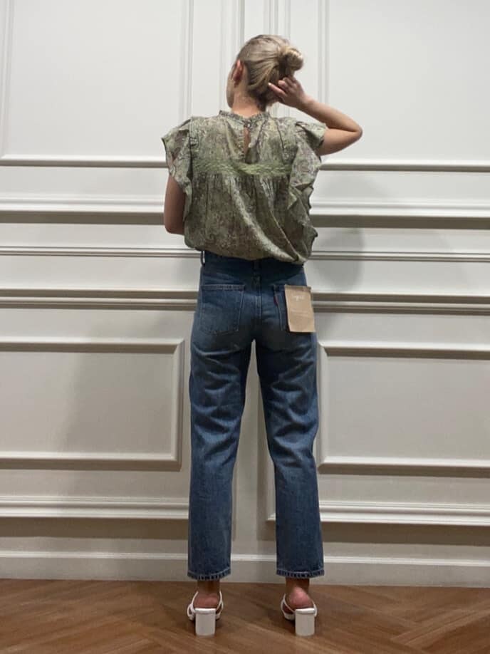 ホワイト系のサンダル、グリーン系のシャツ/ブラウス、ブルー系のデニムパンツを着用したレディースの夏コーディネートの3枚目の写真