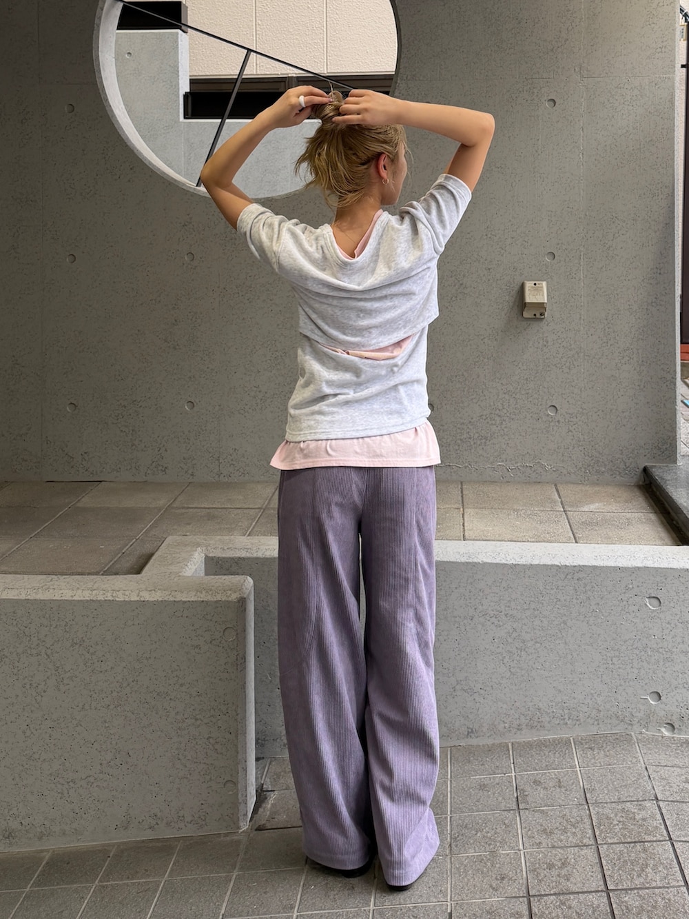 ホワイト系のTシャツ/カットソー、パープル系のその他パンツ、その他のサンダルを着用したレディースの夏コーディネートの5枚目の写真