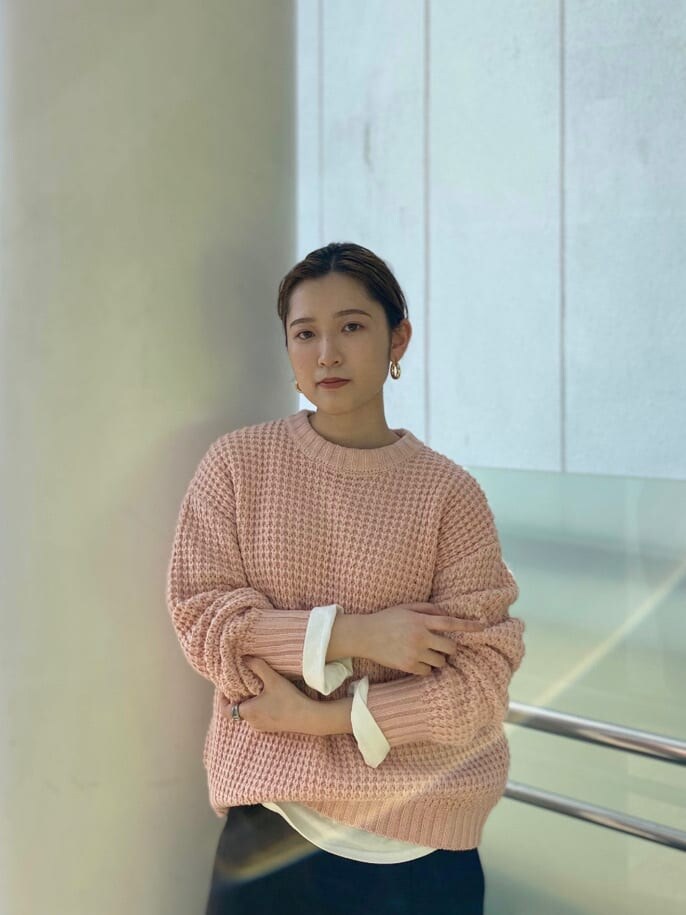 ブラック系のスカート、ホワイト系のTシャツ/カットソー、ピンク系のニット/セーターを着用したレディースの秋コーディネートの2枚目の写真