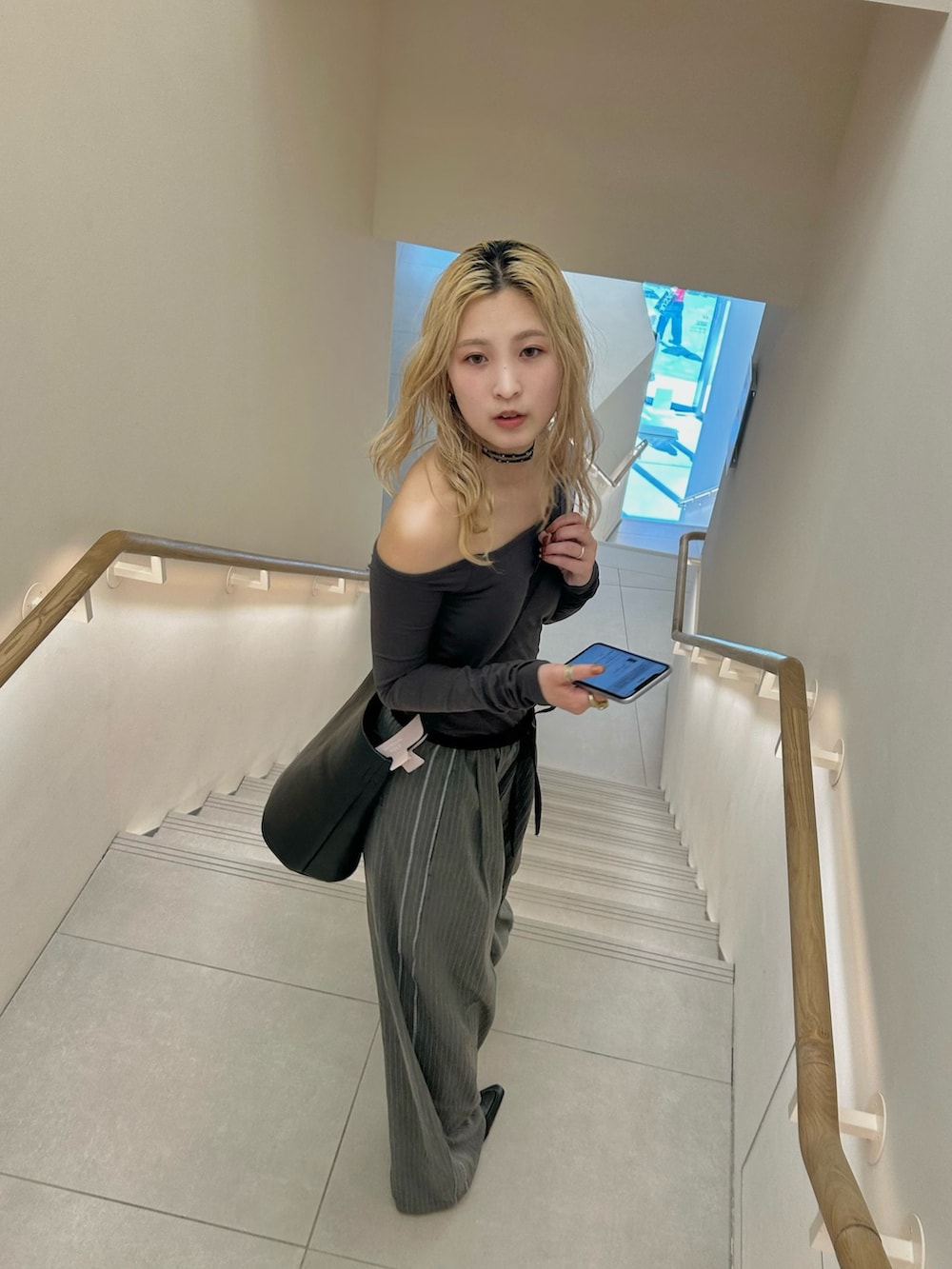 グレー系のその他パンツを着用したレディースの春コーディネートの4枚目の写真
