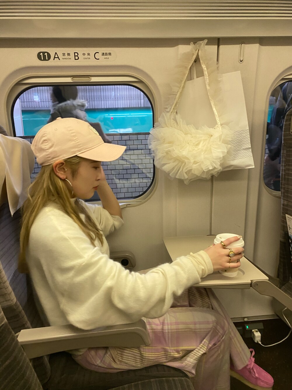 パープル系のその他パンツ、ホワイト系のショルダーバッグ、ピンク系のキャップを着用したレディースの春コーディネートの5枚目の写真