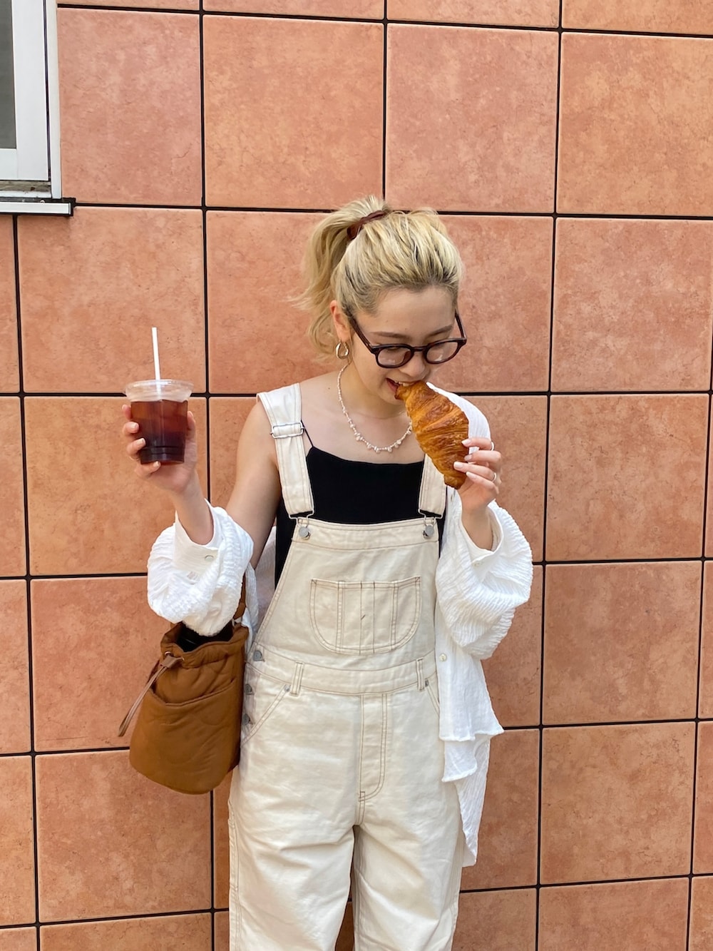 ホワイト系のつなぎ/オールインワン、ブラック系のキャミソール、ホワイト系のシャツ/ブラウスを着用したレディースの春コーディネートの4枚目の写真