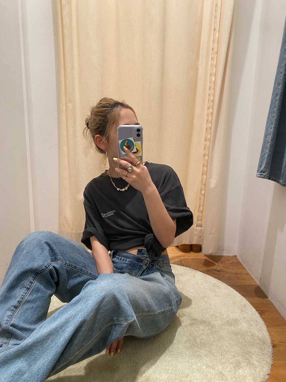 グレー系のTシャツ/カットソー、ブルー系のデニムパンツを着用したレディースの夏コーディネートの3枚目の写真