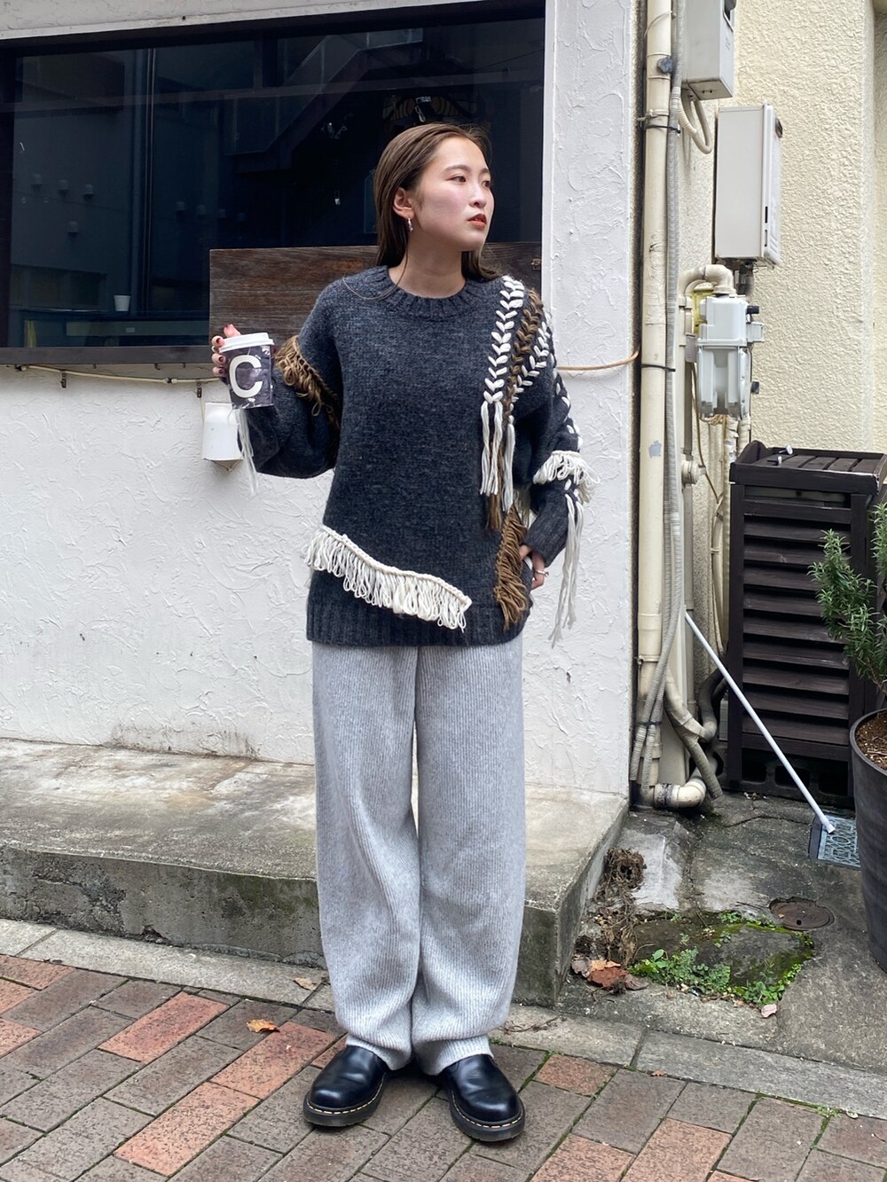 グレー系のニット/セーター、グレー系のその他パンツを着用したレディースの秋コーディネートの2枚目の写真