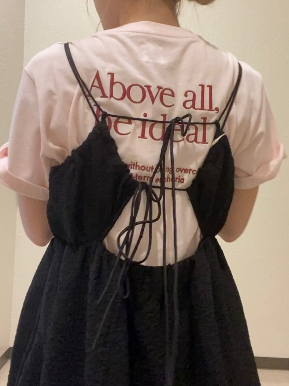 ブラック系のワンピースを着用したレディースの夏コーディネートの3枚目の写真