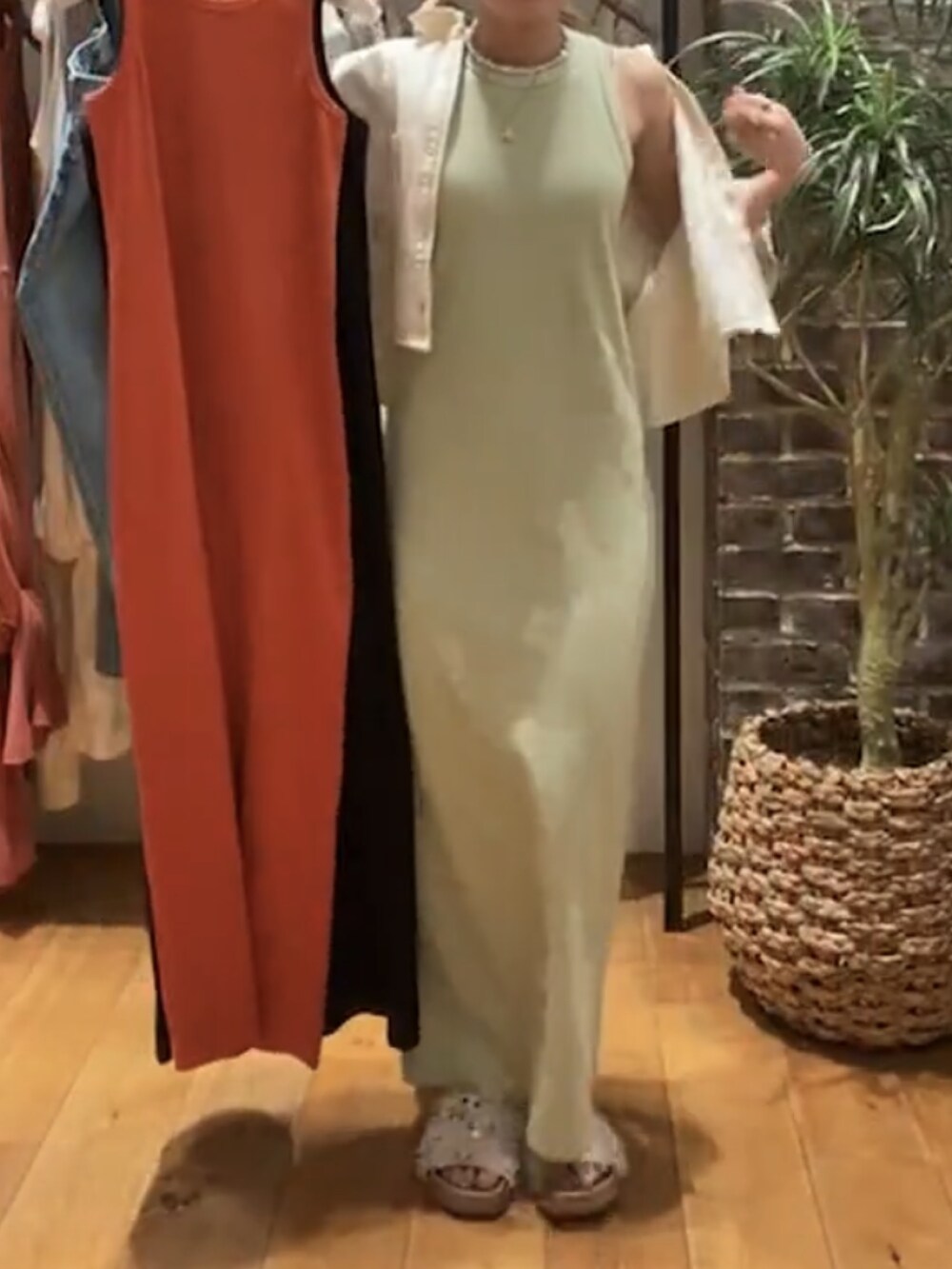 グリーン系のワンピース、ホワイト系のシャツ/ブラウスを着用したレディースの春コーディネートの2枚目の写真