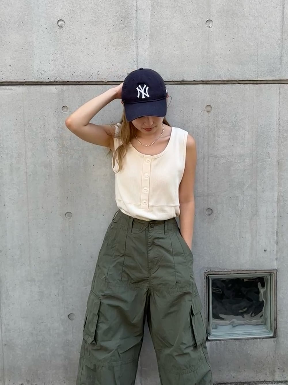 ホワイト系のタンクトップ、グリーン系のその他パンツを着用したレディースの夏コーディネートの2枚目の写真