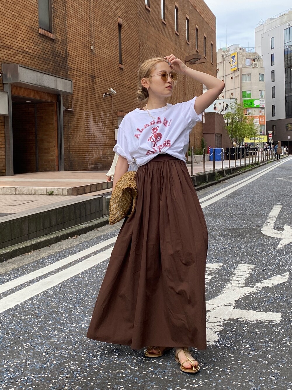 ゴールド系のサンダル、ホワイト系のTシャツ/カットソー、ブラウン系のワンピースを着用したレディースの夏コーディネートの3枚目の写真