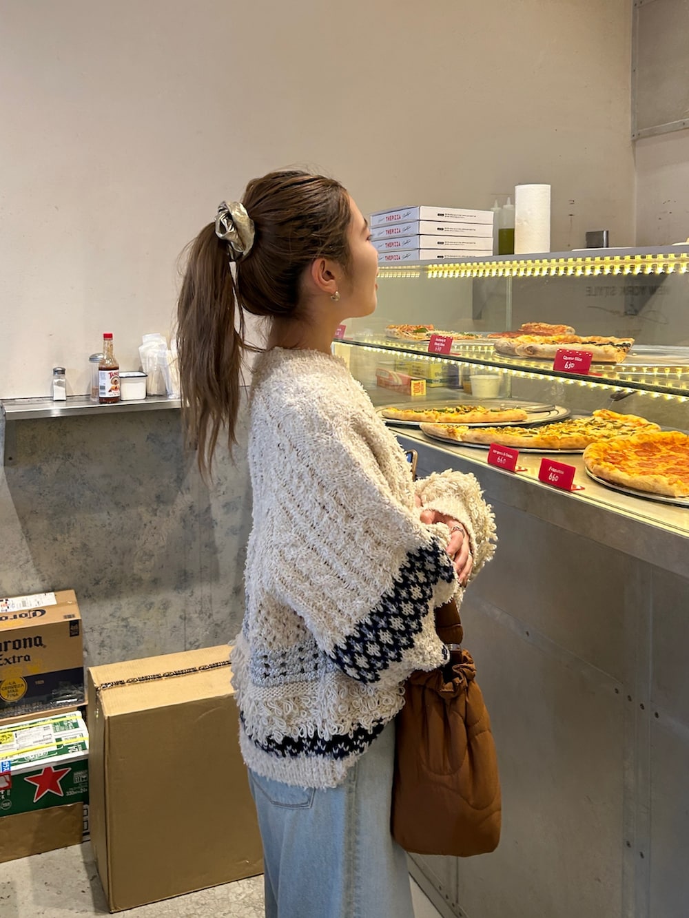 ホワイト系のニット/セーターを着用したレディースの冬コーディネートの4枚目の写真