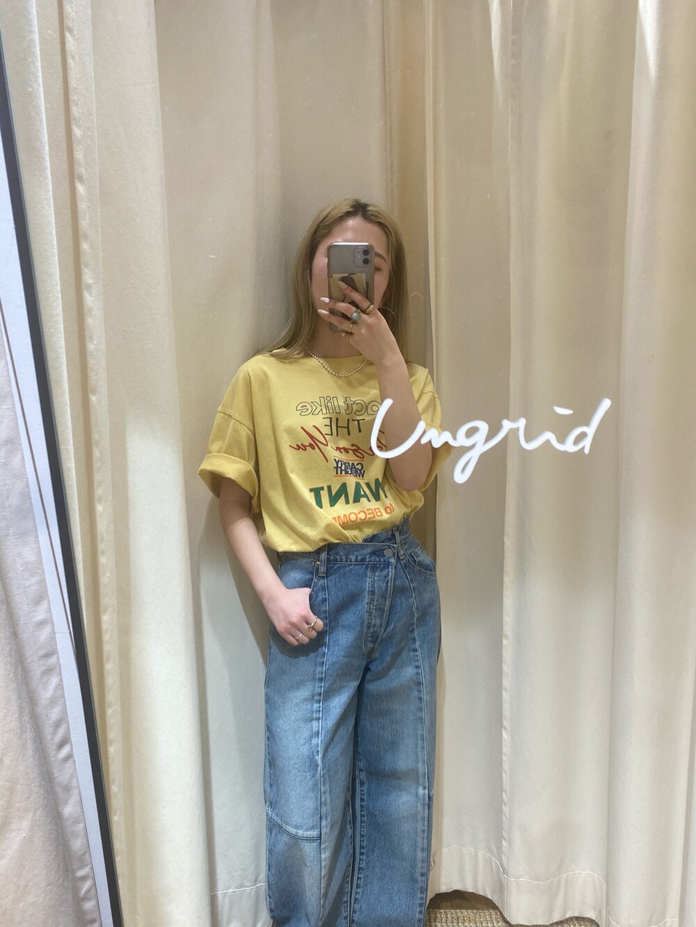 イエロー系のTシャツ/カットソー、ブルー系のデニムパンツを着用したレディースの春コーディネートの3枚目の写真