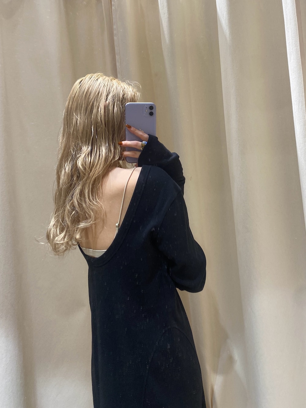 ブラック系のワンピース、ブルー系のスニーカーを着用したレディースの冬コーディネートの5枚目の写真