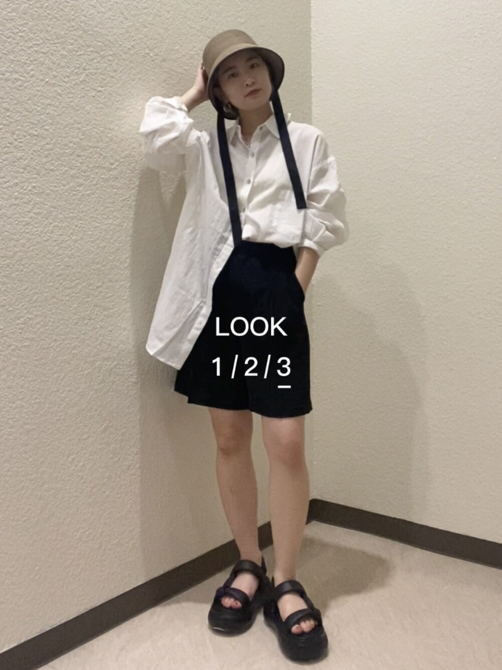 ホワイト系のシャツ/ブラウス、ベージュ系のハットを着用したレディースの夏コーディネートの3枚目の写真