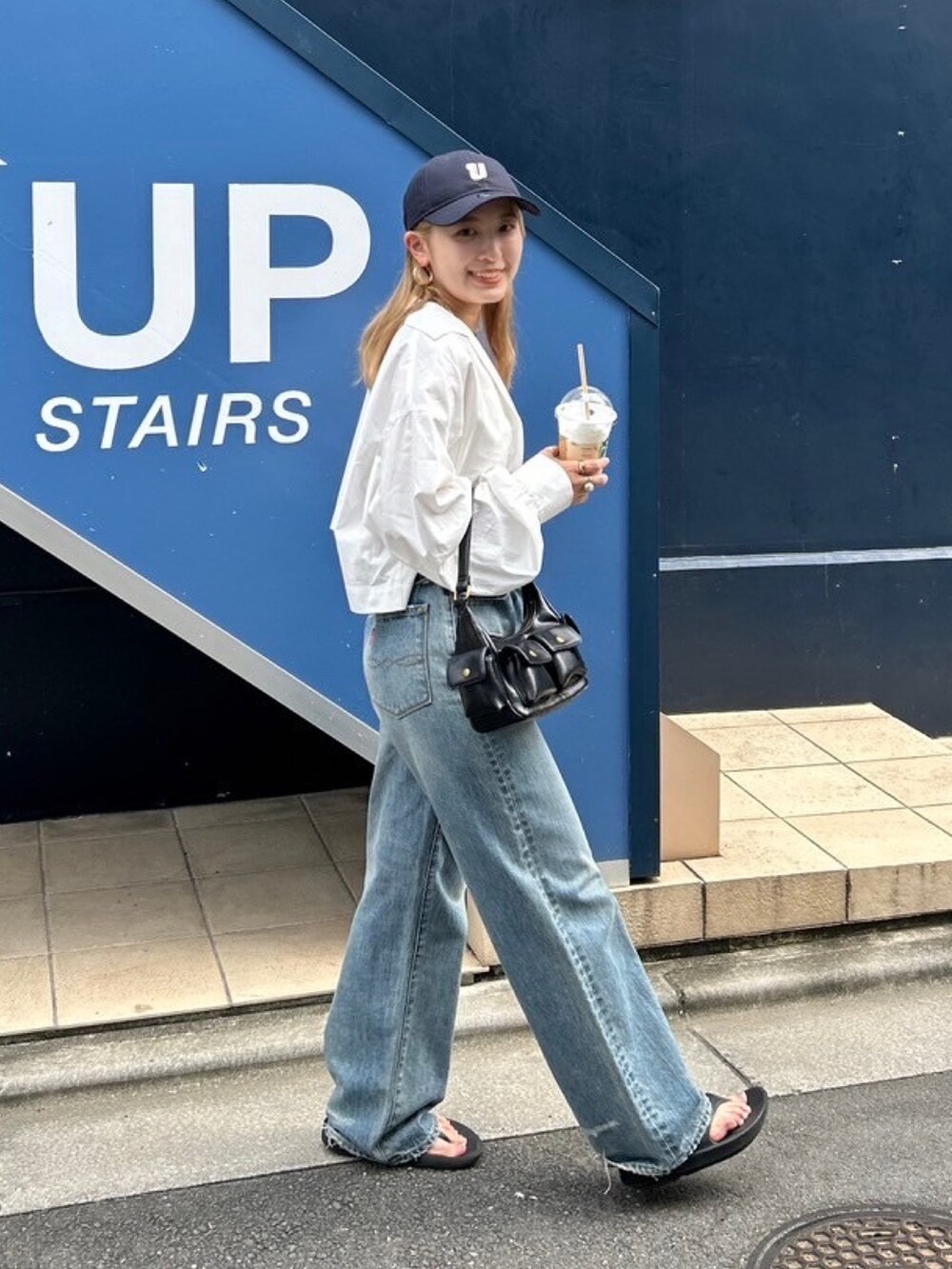 ブルー系のデニムパンツ、ホワイト系のシャツ/ブラウス、ホワイト系のキャミソールを着用したレディースの夏コーディネートの3枚目の写真