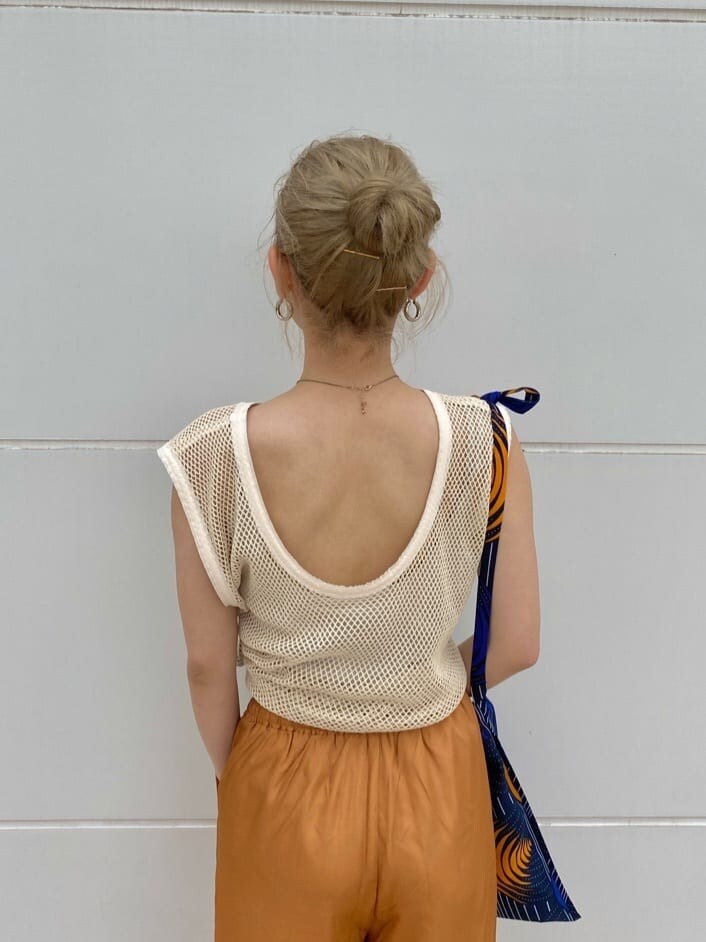 ブラック系のサンダル、オレンジ系のその他パンツ、ブルー系のショルダーバッグを着用したレディースの春コーディネートの4枚目の写真