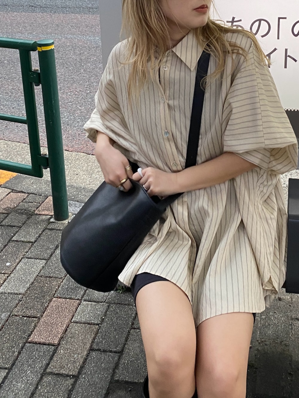 イエロー系のシャツ/ブラウス、ブラック系のブーツを着用したレディースの冬コーディネートの3枚目の写真