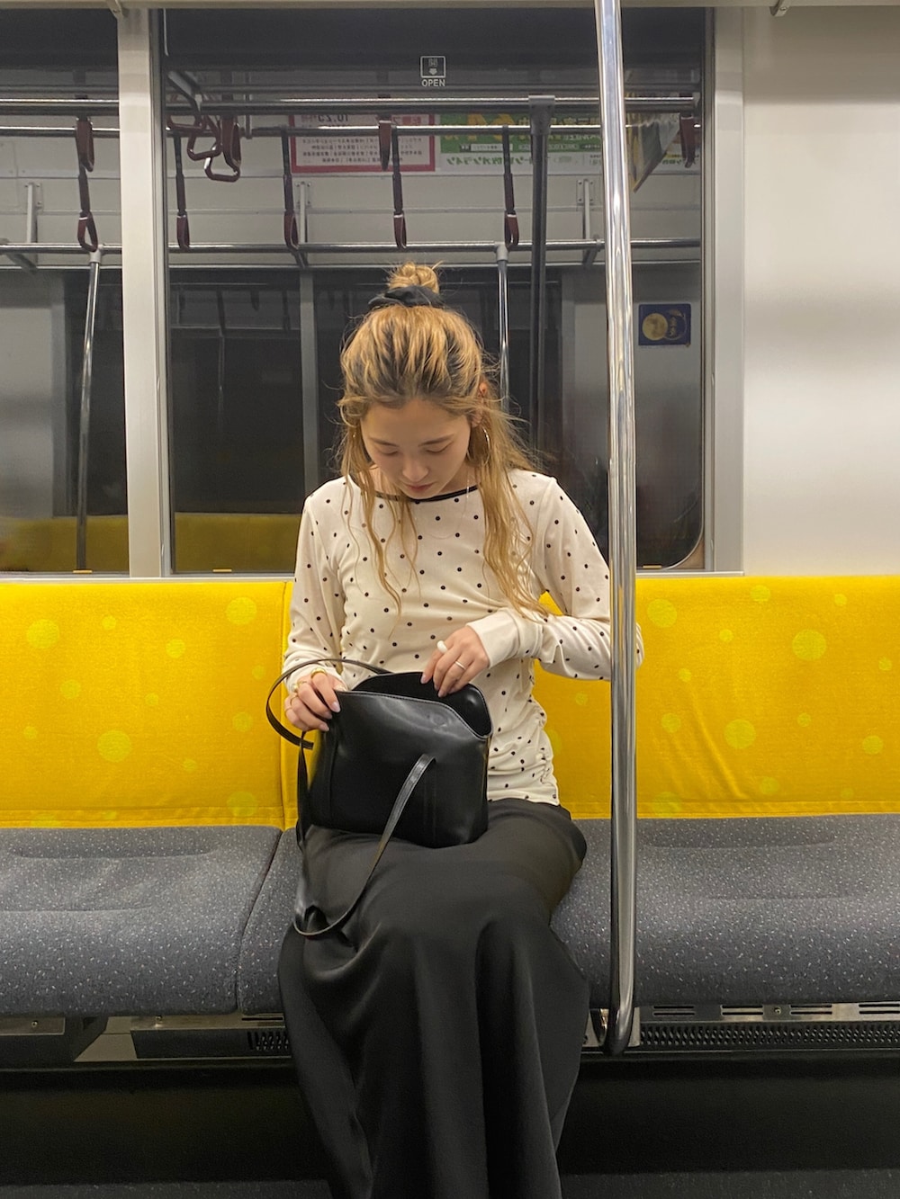 ホワイト系のTシャツ/カットソー、ブラック系のスカートを着用したレディースの秋コーディネートの4枚目の写真