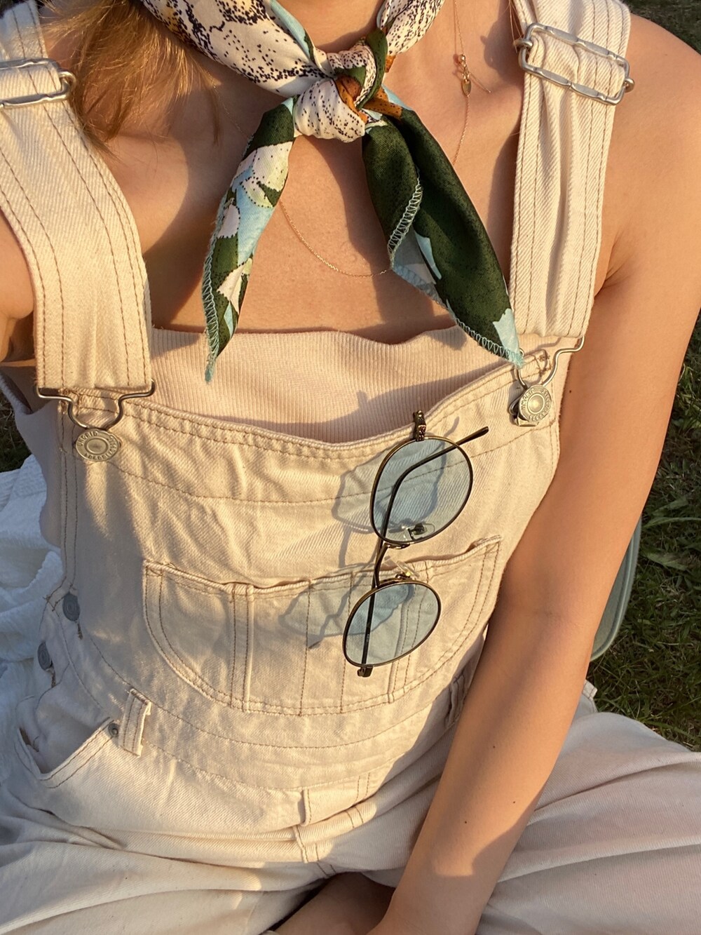 ホワイト系のキャミソール、ホワイト系のつなぎ/オールインワンを着用したレディースの夏コーディネートの3枚目の写真