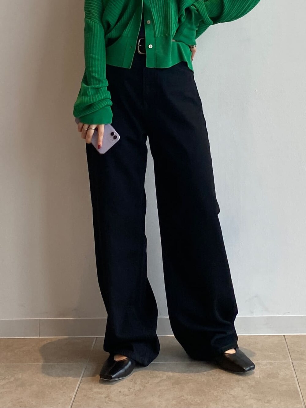 ブラック系のタンクトップ、ブラック系のパンプス、ブラック系のデニムパンツを着用したレディースの夏コーディネートの7枚目の写真