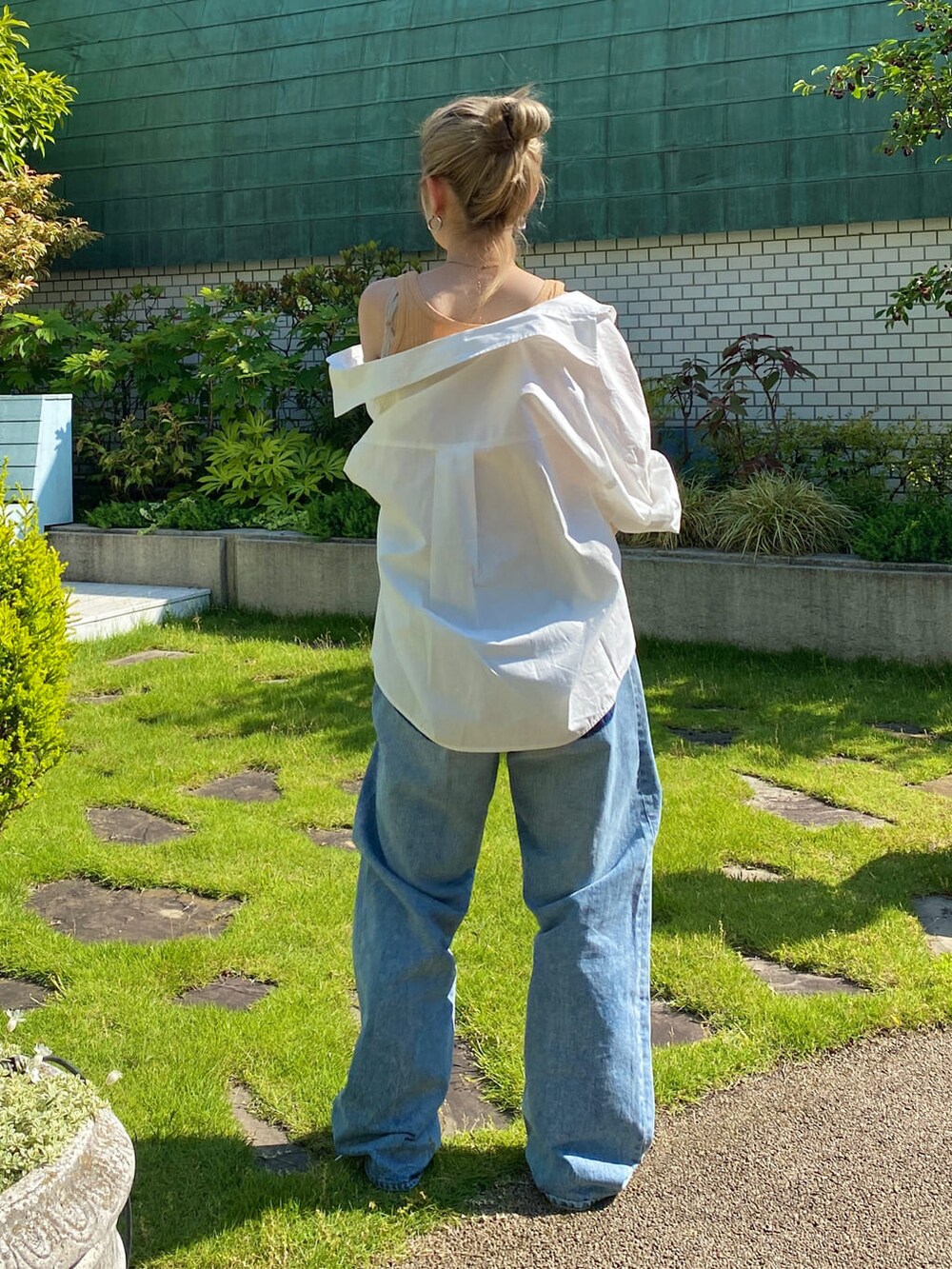 ホワイト系のシャツ/ブラウス、ブルー系のデニムパンツ、オレンジ系のタンクトップを着用したレディースの春コーディネートの3枚目の写真