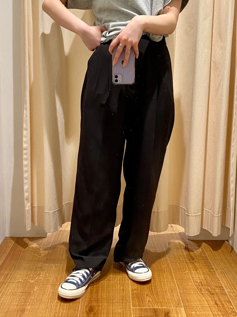 ブラック系のスラックス、グレー系のTシャツ/カットソーを着用したレディースの春コーディネートの5枚目の写真