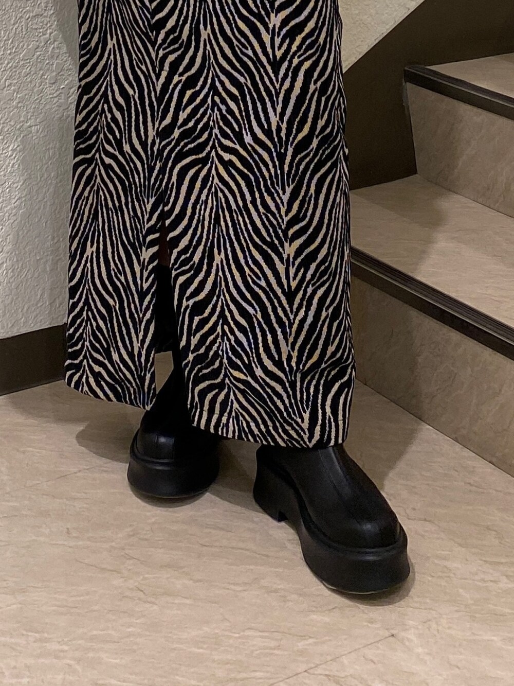 ピンク系のカーディガン/ボレロ、ホワイト系のTシャツ/カットソー、ブラック系のスカートを着用したレディースの秋コーディネートの7枚目の写真