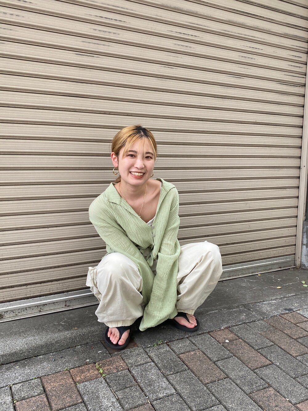 グリーン系のシャツ/ブラウス、ホワイト系のカーゴパンツを着用したレディースの夏コーディネートの3枚目の写真