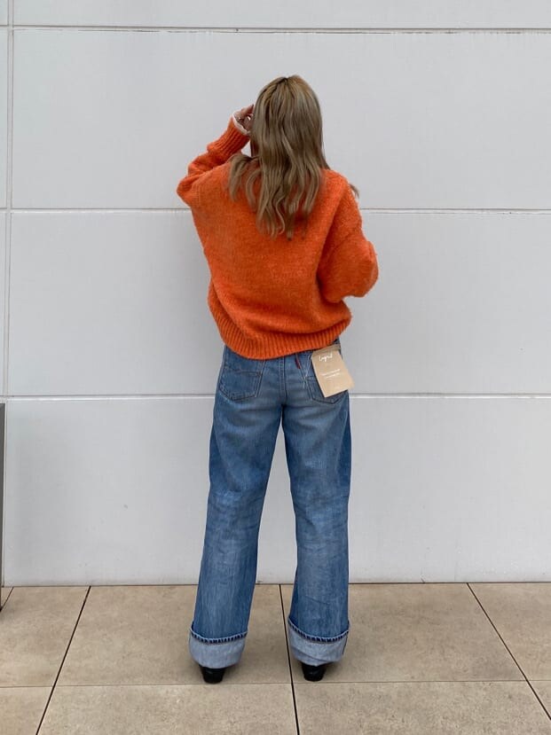 ブラック系のパンプス、ブルー系のデニムパンツ、ホワイト系のTシャツ/カットソーを着用したレディースの秋コーディネートの4枚目の写真