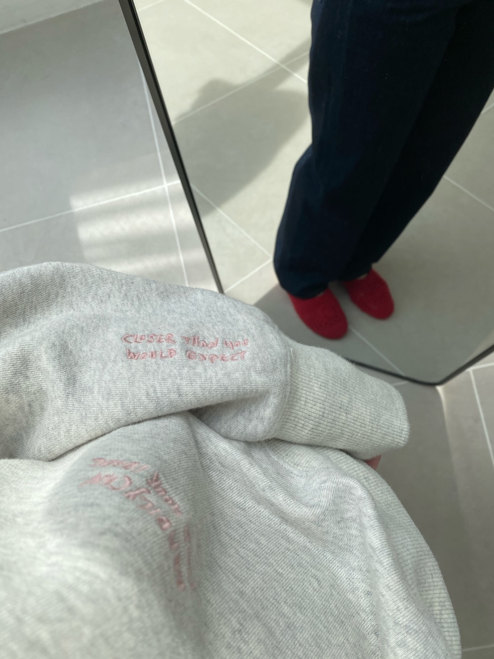 グレー系のスウェット、レッド系のバレエシューズを着用したレディースの冬コーディネートの3枚目の写真