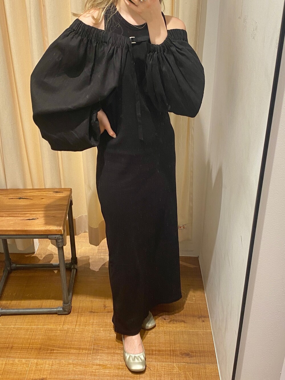 ブラック系のワンピース、ブラック系のシャツ/ブラウスを着用したレディースの春コーディネートの3枚目の写真