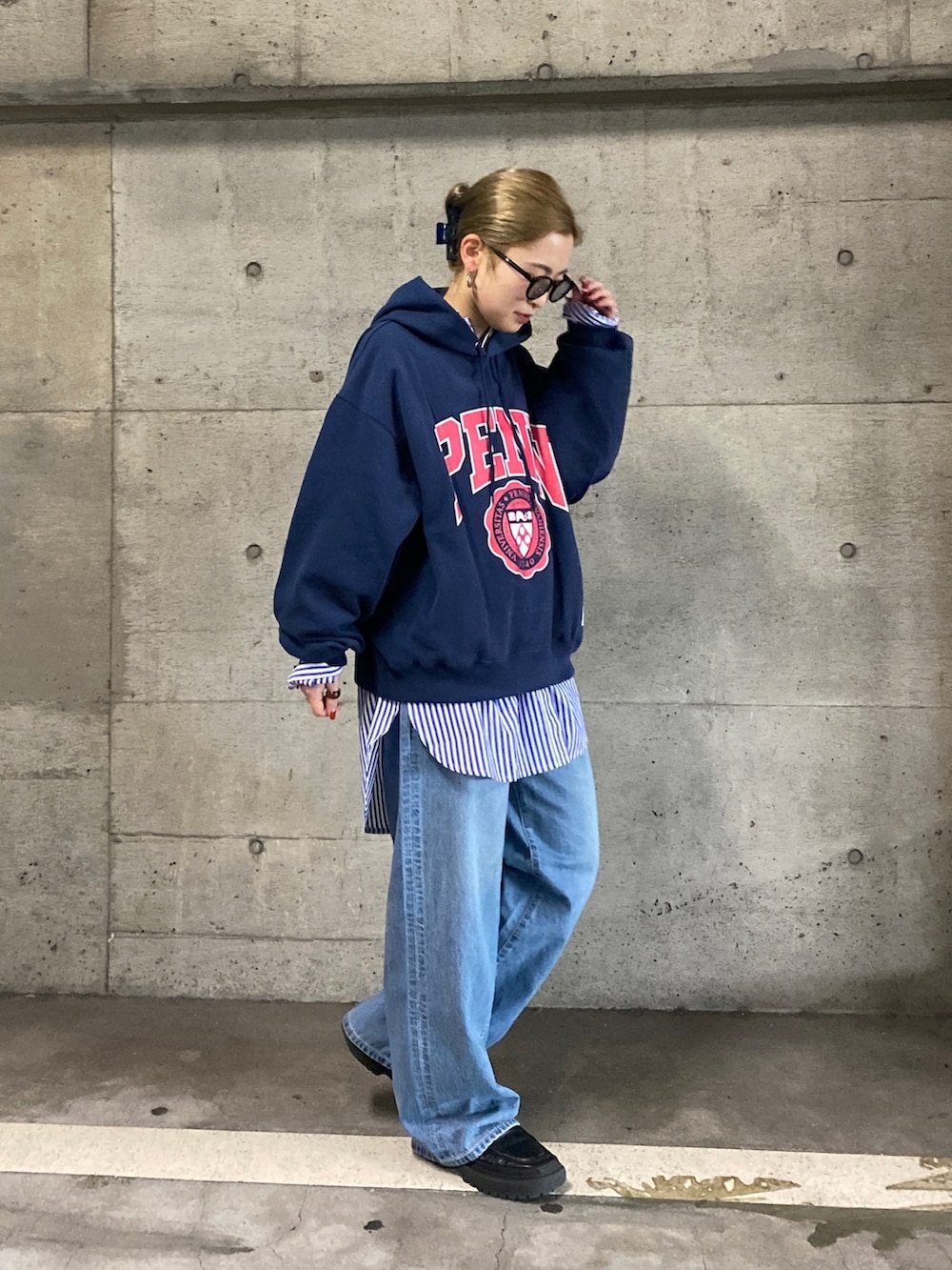 ブルー系のパーカー、ブルー系のシャツ/ブラウス、ブルー系のデニムパンツを着用したレディースの冬コーディネートの2枚目の写真