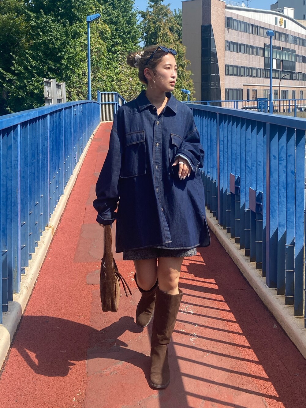ブルー系のシャツ/ブラウス、グレー系のその他パンツ、ブラウン系のブーツを着用したレディースの冬コーディネートの3枚目の写真