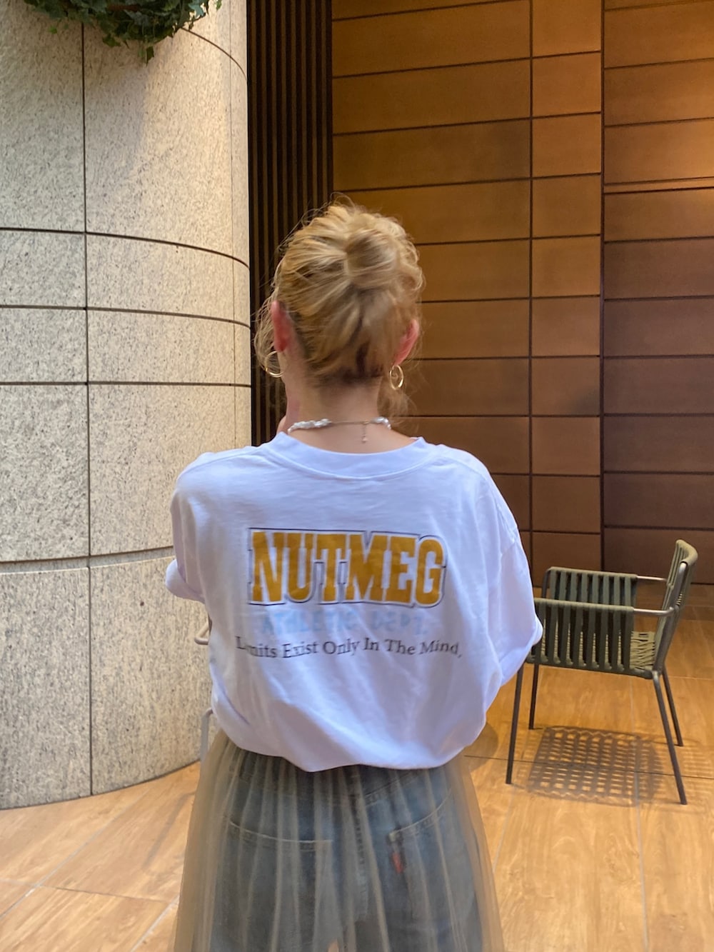 ホワイト系のTシャツ/カットソー、ベージュ系のスカート、ブルー系のデニムパンツを着用したレディースの夏コーディネートの4枚目の写真