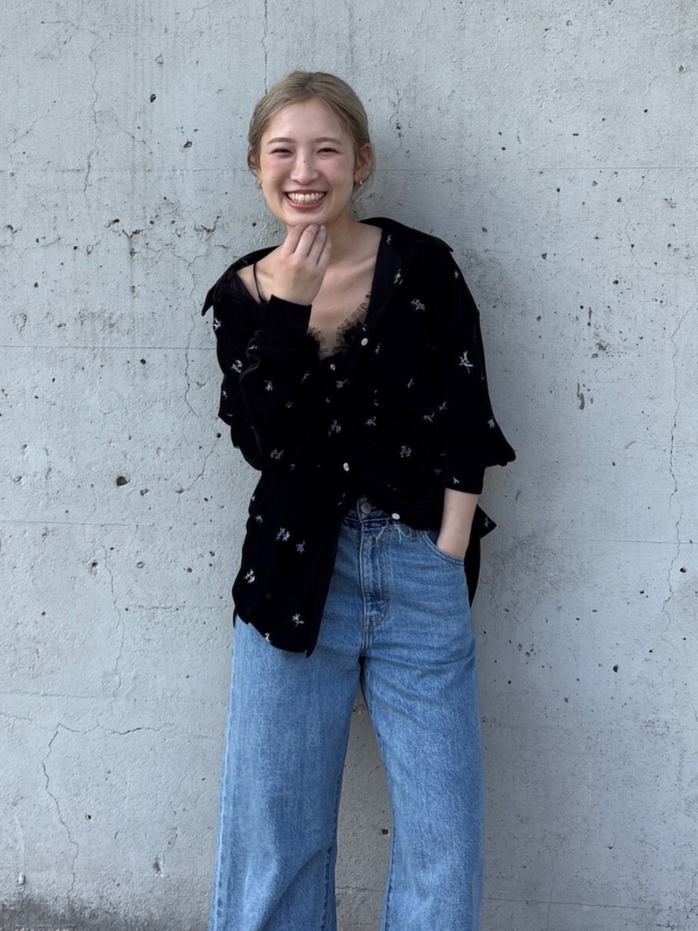 ブルー系のデニムパンツ、ブラック系のシャツ/ブラウス、ブラック系のTシャツ/カットソーを着用したレディースの夏コーディネートの5枚目の写真