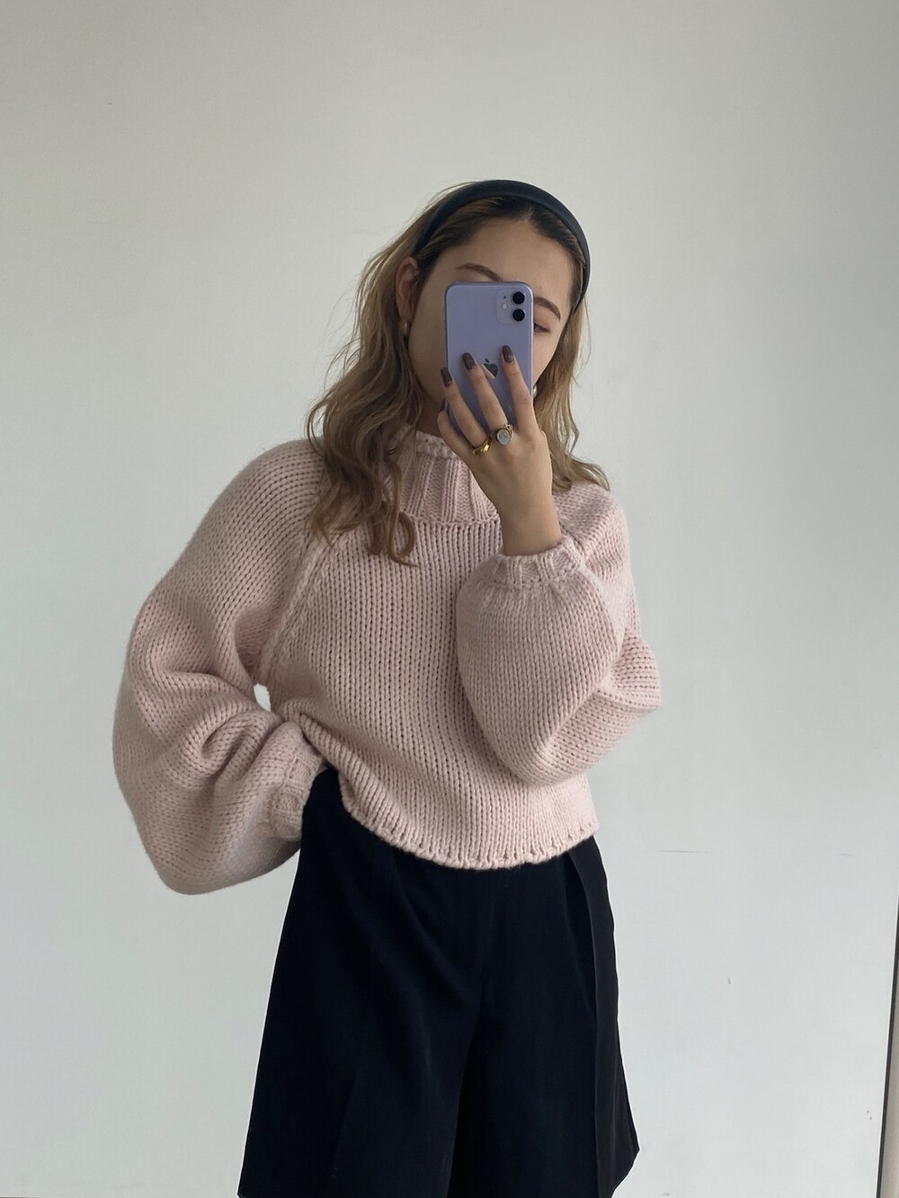 ピンク系のニット/セーターを着用したレディースの冬コーディネートの5枚目の写真