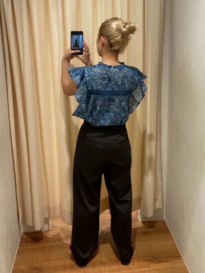 ブルー系のシャツ/ブラウス、グレー系のスラックスを着用したレディースの夏コーディネートの4枚目の写真