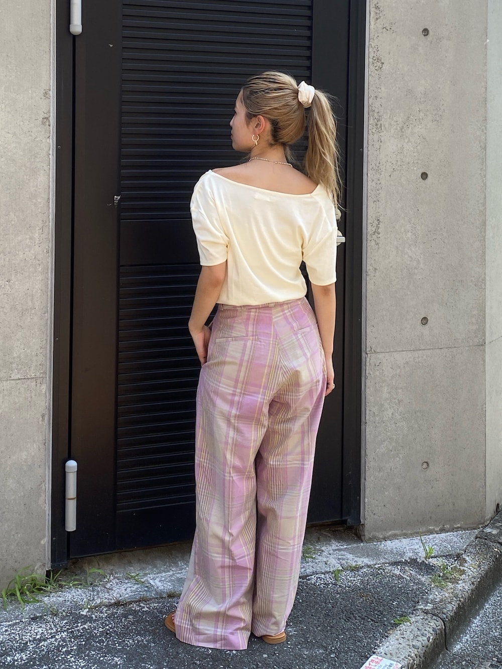 ホワイト系のTシャツ/カットソー、パープル系のその他パンツを着用したレディースの夏コーディネートの2枚目の写真