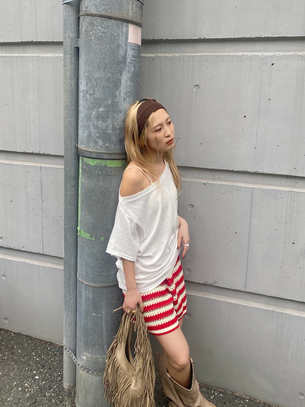 ホワイト系のTシャツ/カットソー、レッド系のその他パンツ、ベージュ系のブーツを着用したレディースの夏コーディネートの2枚目の写真